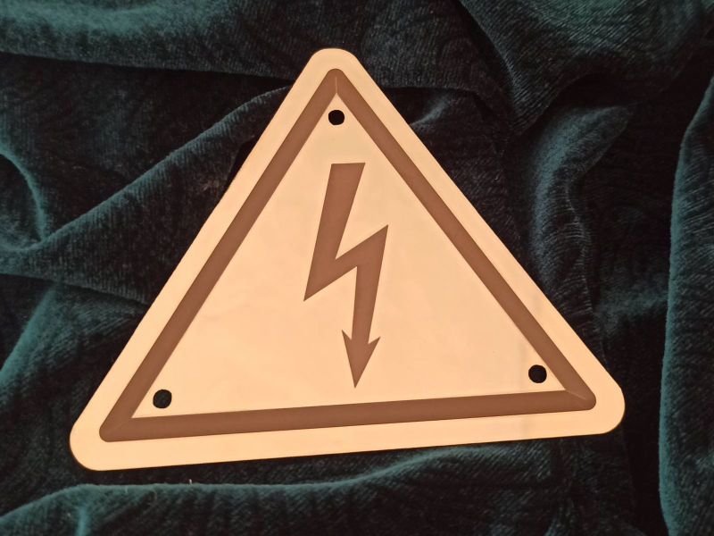 Предупреждающая табличка из металла